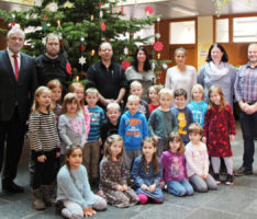 Festtagsstimmung im Sandhäuser Rathaus: Weihnachtsbaum ist geschmückt