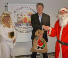 Sandhäuser SPD-Nikolaus spendet für Umgestaltung des Schulhofs