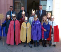 Sternsinger im Rathaus: „20+C+M+B+18“ zum Segen des Historischen Rathauses