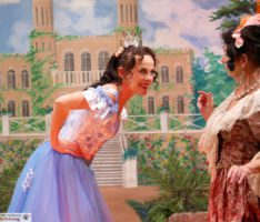 Herrlich traditionell und kindgerecht: Das Allgäuer-Märchentheater mit dem „Froschkönig“
