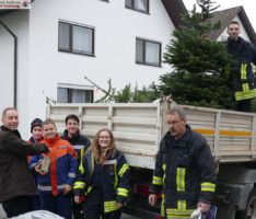 Freiwillige Feuerwehren sammelten Weihnachtsbäume und Spenden
