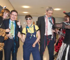 Schnipp, schnapp – Krawatten ab: Weiberfasching im Landratsamt
