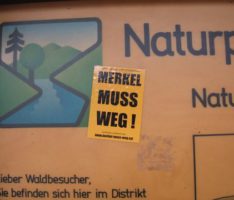 Müll am Weg – Aufkleber auf Schildern: Asoziales Benehmen nimmt leider zu