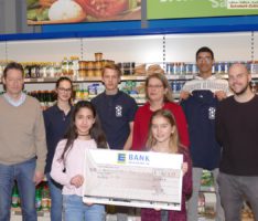 Tafel erhält 800 € Spende von Schülern der Otto-Graf-Realschule und EDEKA-Walter