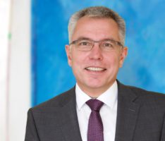 Große Mehrheit für Stefan Dallinger – Kreistag bestätigt Landrat mit 80 Stimmen