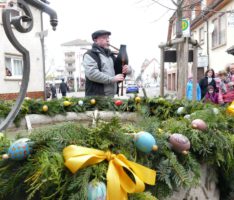 Ostergirlanden am Leimener Bärenbrunnen – Der Frühling kann kommen