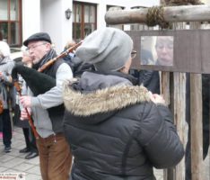 Leimener Service: Schminkspiegel an Haltestellen – Aschenbecher an Bäumen