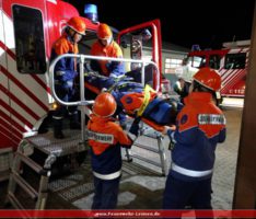 Jugendfeuerwehr übt richtigen Umgang mit dem Spineboard