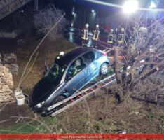 Feuerwehrübung in Leimen mit Lage: </br>„PKW von Straße abgekommen!“