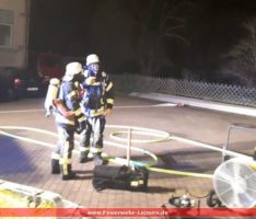 Brand in Werkstattgebäude: </br>Eine Person noch im Gebäude vermisst