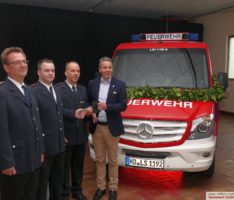 Neuer Mannschafts-Transportwagen an Feuerwehr Leimen übergeben