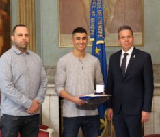 OB Hans Reinwald zeichnet Boxer Elija Ülküseven mit Goldene Sportmedaille aus