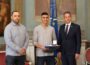 OB Hans Reinwald zeichnet Boxer Elija Ülküseven mit Goldene Sportmedaille aus
