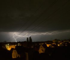 Heftige Gewitter mit vielen Blitzen über der Region