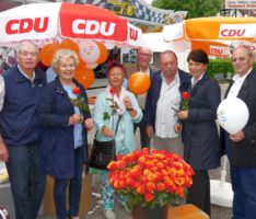 Am Muttertag gab’s auf dem Frühlingsfest rote Rosen von der Leimener CDU