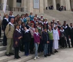 Katholische Gläubige mit Pfarrer und Diakon auf Pilgerreise in Portugal