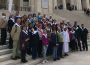 Katholische Gläubige mit Pfarrer und Diakon auf Pilgerreise in Portugal