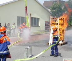 Schauvorführung: Jugendfeuerwehr praktizierte Löschangriff mit Overkill