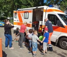 DRK Leimen stellt Kindergartenkindern den Rettungswagen vor