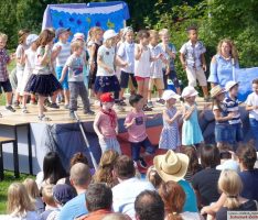 Fröhlicher Familiengottesdienst mit Kindergarten-Kindern im Leimener Bäderpark