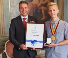 OB Reinwald zeichnet Bogenschützen Patrick Piecha mit goldener Sportplakette aus