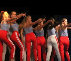Tanztheater-AGs am Fr.-Ebert Gymnasium inszenierten: „What time is it?“