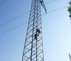 Warum klettern denn Monteure in den neuen Strommasten herum?