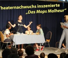 Unterstufentheater des Fr.-Eber-Gymnasiums begeisterte mit „Das Mops-Malheur“