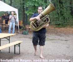 Barfuß im Regen, nass bis auf die Haut: Trotz Monsterregen beste Stimmung beim Waldfest