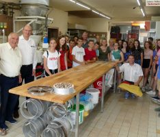 Tigy-Schüleraustausch: Empfang im Rathaus und Besuch der Bäckerei Sailer