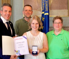 OB Hans Reinwald zeichnet junge Keglerin Jennifer Sommer aus