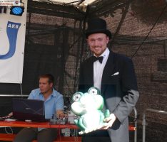 Diljemer Kreiselfrosch besucht Angellocher Kerwe und nimmt undercover am Umzug teil