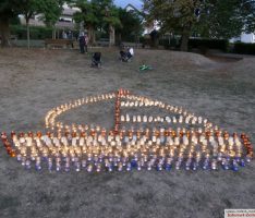Ein  leuchtendes Schiff schwamm beim Lichterfest durch den Leimener Menzerpark