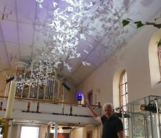 Phantastische Installation: 1000 weiße Tauben fliegen in der Leimener Mauritiuskirche