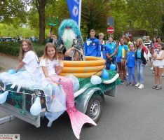 Perfekt: Strahlender Sonnschein beim Weinkerwe-Umzug der Vereine