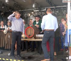 Weinkerwe: Weinfaß-Anstich des OB klappte – Doch dann nahm das Unglück seinen Lauf