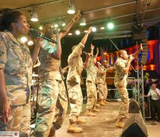 US Army Band begeisterte das Publikum – Musik und Tanzeinlagen auf Rathausplatzbühne
