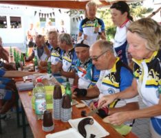 Französische Radsportler aus Andernos radelten 1200 Kilometer zur Nußlocher Kerwe