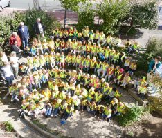 Stolze Erstklässler der Leimener Turmschule erhielten ihre Verkehrswarnwesten