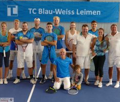 Neuer Hallenboden in den Vereinsfarben des TC Blau-Weiß Leimen eingeweiht