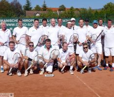 Abschluß der Tennis-Sommersaison mit Herren Retroturnier ganz in Weiß