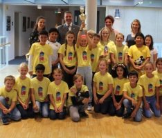 Turmschulenklasse 4c erhält Siegerpokal vom Kerwe-Staffellauf