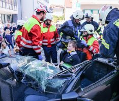 Schwerer Verkehrsunfall vor dem Nußlocher Rathaus – Szenario der Feuerwehr Hauptübung