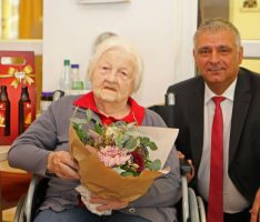 Geboren 1918: Bürgermeister Kletti gratuliert Elli Alban zum 100. Geburtstag