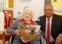 Geboren 1918: Bürgermeister Kletti gratuliert Elli Alban zum 100. Geburtstag