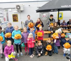 Viele Kürbisköpfe fürs heutige Halloween wurden bei EDEKA-Walter geschnitzt