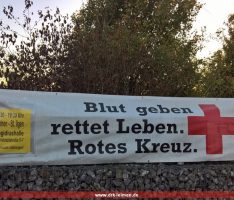 DRK Leimen hängt Banner und Hinweisschilder für die Blutspendeaktion am 18.10. auf