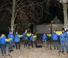 Stadtteilverein St. Ilgen: Weihnachtsbaum vor altem Rathaus aufgestellt