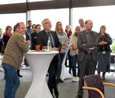 Landrat Stefan Dallinger im Austausch mit neuen Landkreis-Mitarbeitern