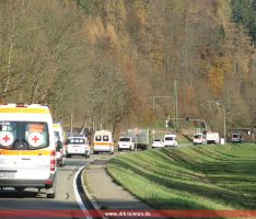 Ein Blaulichtfahrzeug folgt dem nächsten